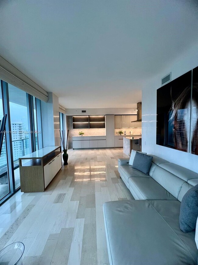 Building Photo - 1300 Brickell Bay Dr