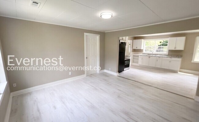 Building Photo - 3 Bed/1 Bath Home with Off-Street Parking / Available Now!