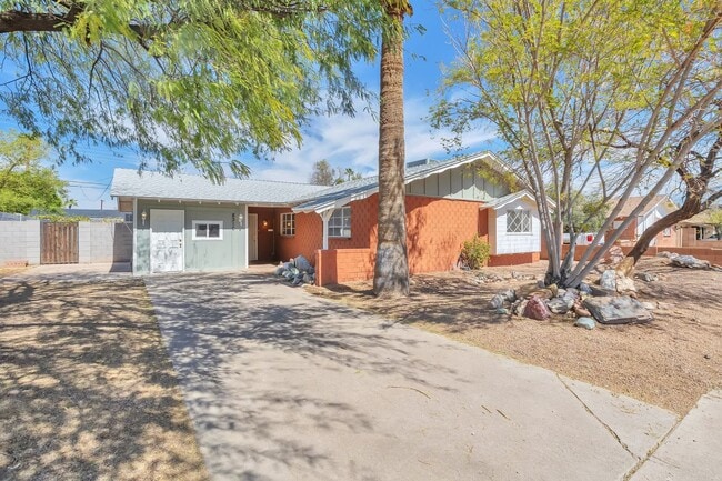 Building Photo - Spacious 3-bedroom, 3-bathroom home with an attached casita located in Scottsdale, AZ