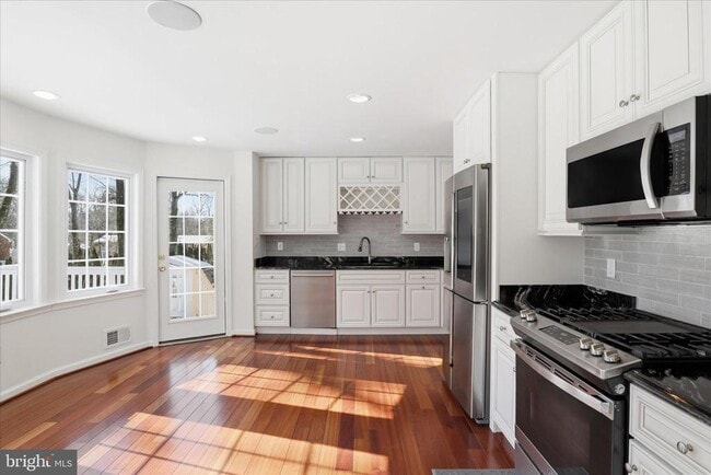 Building Photo - 3033 Sylvan Dr