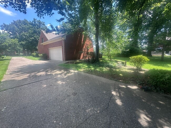 Building Photo - Unique Lyndon area 4 bedroom home with multiple common areas