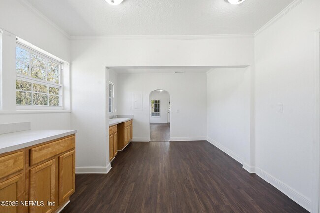 Building Photo - 557 E 60th St