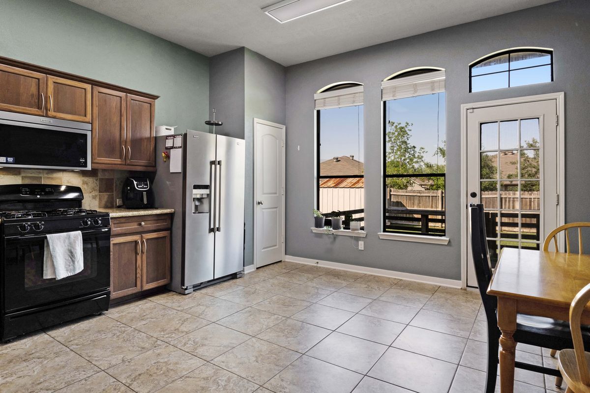 Building Photo - 203 Simi Dr