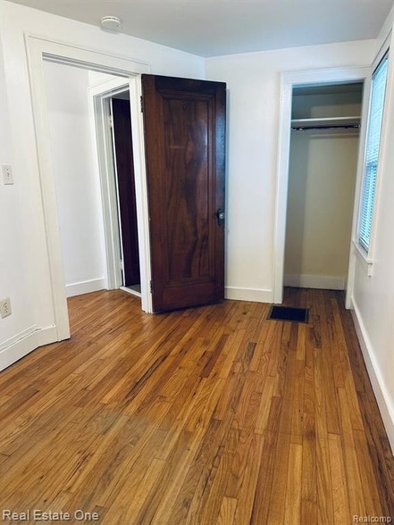 Building Photo - 122 W Houstonia Ave