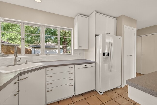 Building Photo - 3314 Westridge St