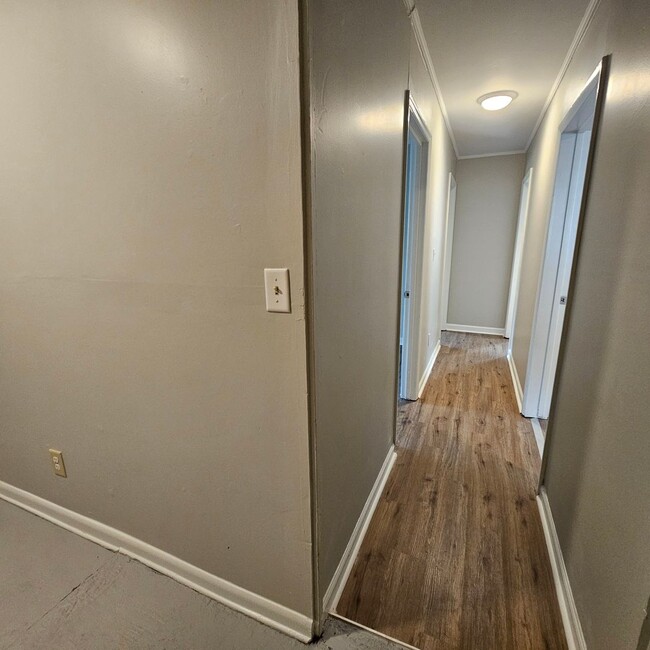 Building Photo - Cozy and Newly Renovated 3 Bedroom 1 Bath ...