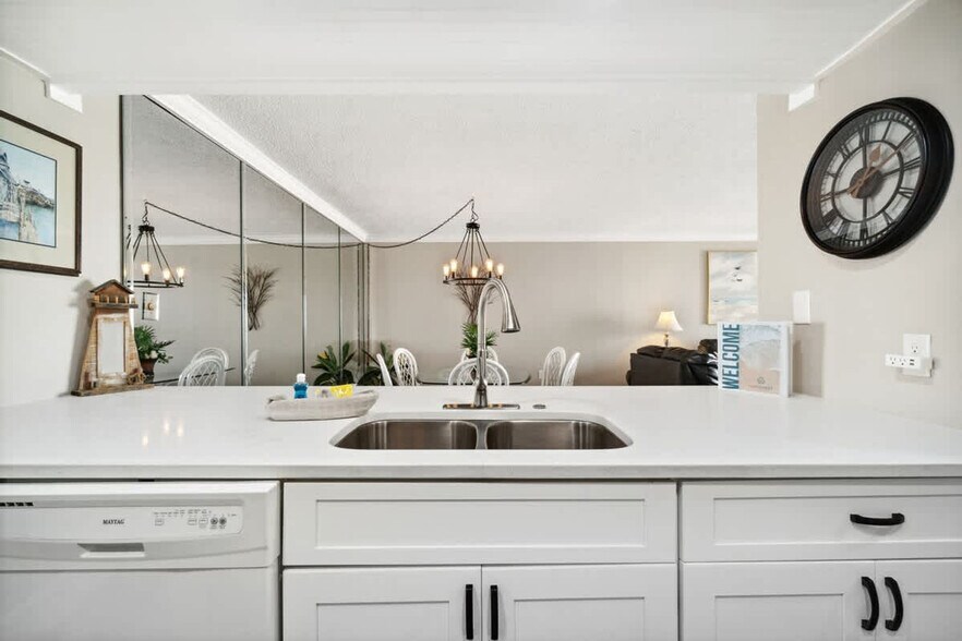 Building Photo - 8815 Thomas Dr