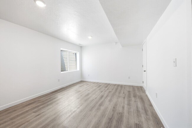 Building Photo - Waters Edge Townhome