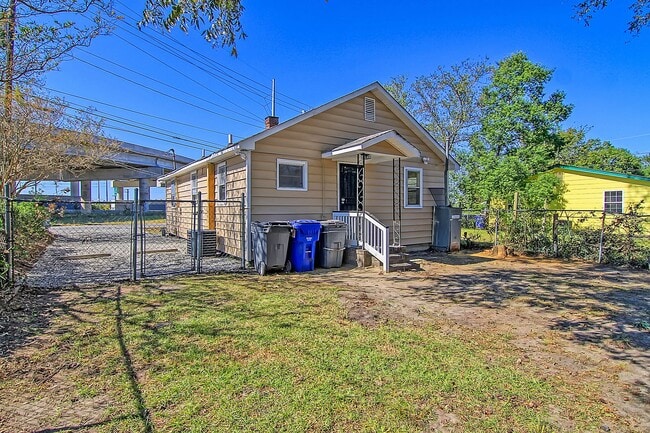 Building Photo - Modern Retreat Minutes from Downtown Charleston