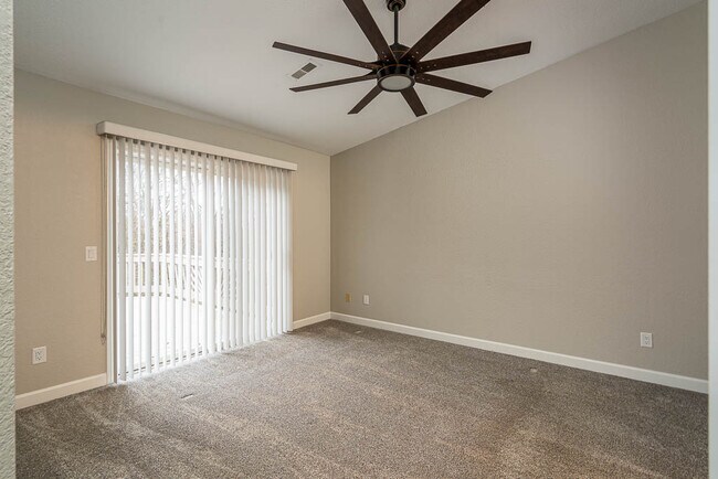 Building Photo - 746 Hilltop Ln