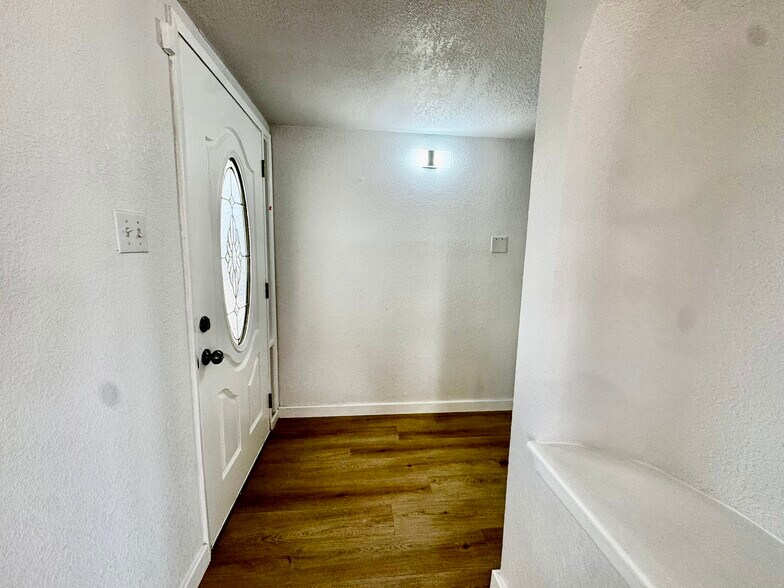 Building Photo - 5102 Beals Dr