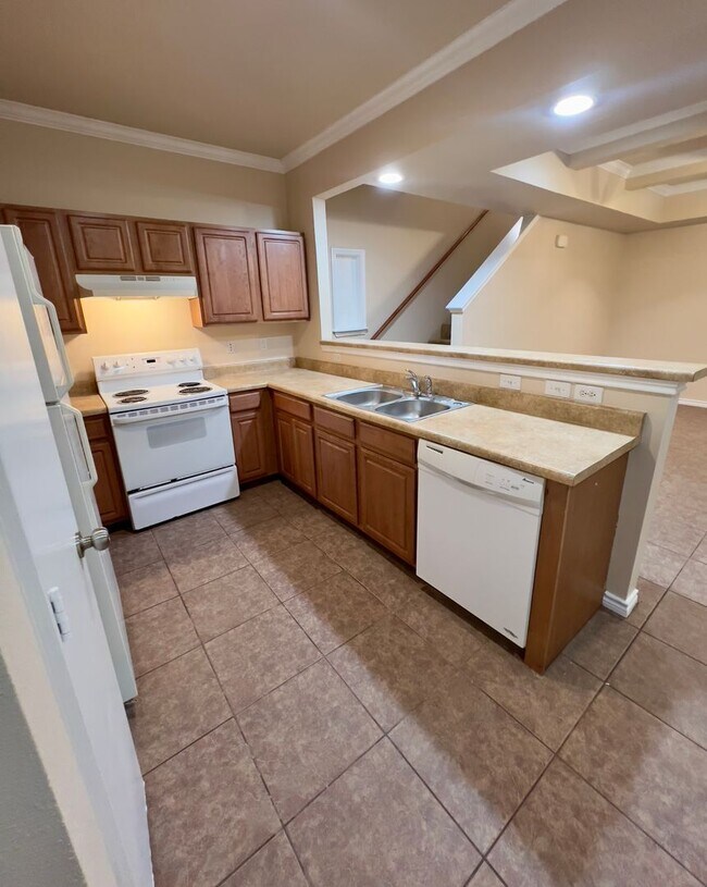 Building Photo - Beautiful Town Home in the Heart of San An...