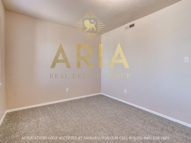 Building Photo - Spacious 2 Bed/1.5 Bath Townhouse in East ...