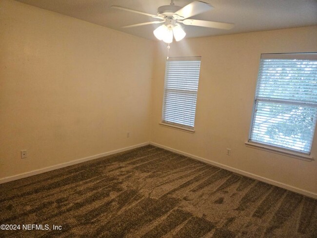 Building Photo - Cute townhome ready to move in