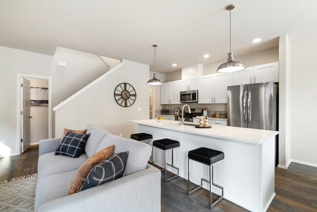 Building Photo - Pet Friendly Three Bedroom Townhome