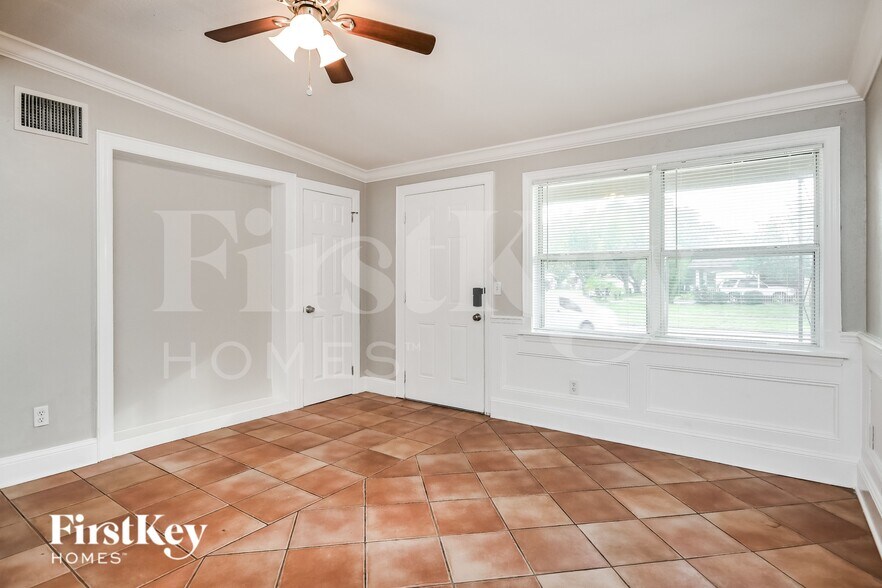 Building Photo - 8013 Powell Dr
