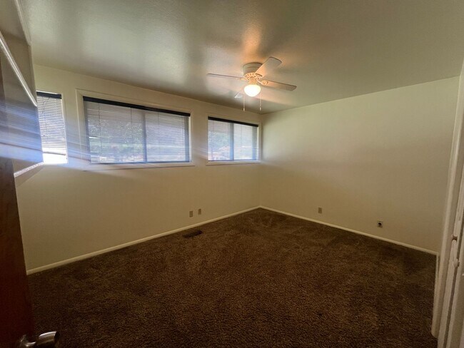 Building Photo - Light, bright, & Move- In ready with ultimate flexibility!