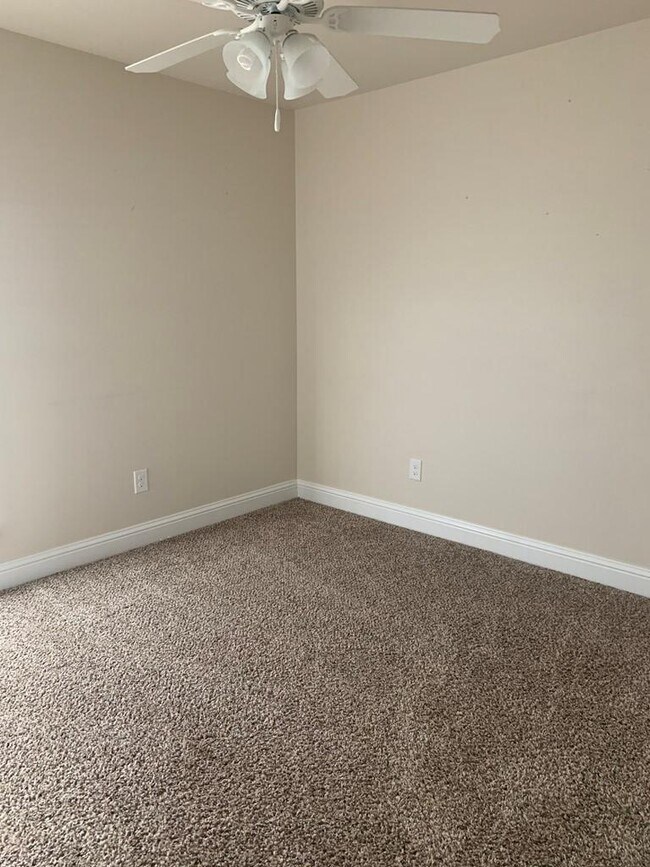 Building Photo - 905 E 98th St