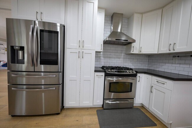 Building Photo - 2107 Dufour Ave