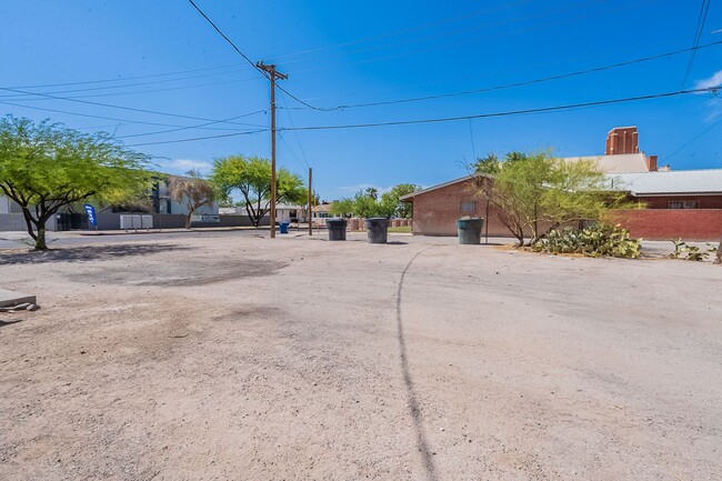 Building Photo - 705 E University Blvd