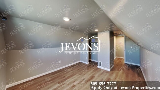 Building Photo - Explore this attractive property in Yakima with 3 bedrooms and 1 bathroom