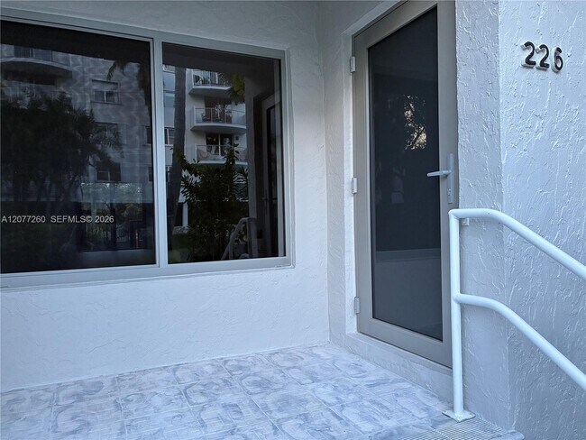 Building Photo - 226 Seaview Dr