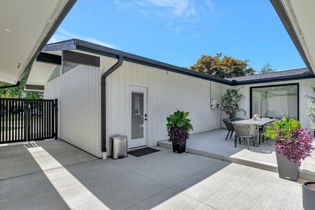 Building Photo - 102 Greencroft Dr