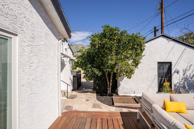 Building Photo - 640 E Valencia Ave