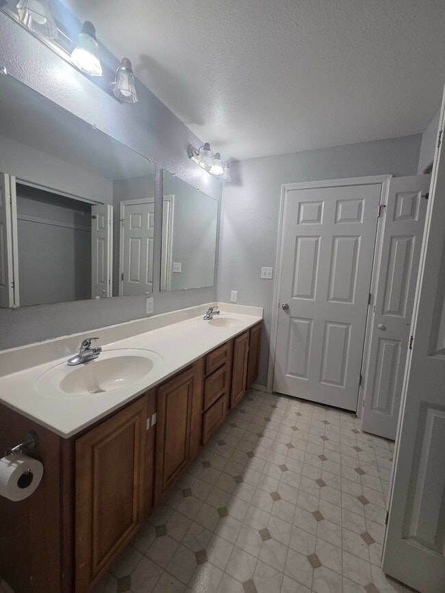 Building Photo - 906 Whitetail Ct