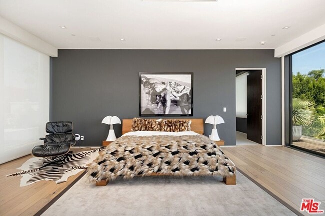 Building Photo - 9570 Sunset Blvd