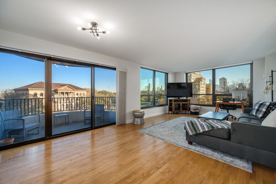 Building Photo - 2020 N Lincoln Park W