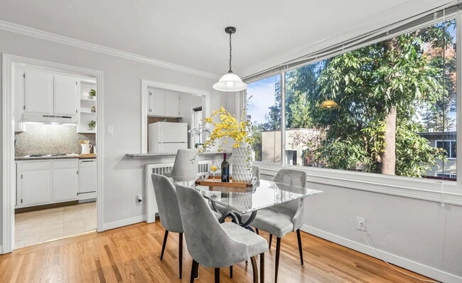 Building Photo - Spacious 1 bedroom 1 bathroom top floor unit in a highly desirable west side location!