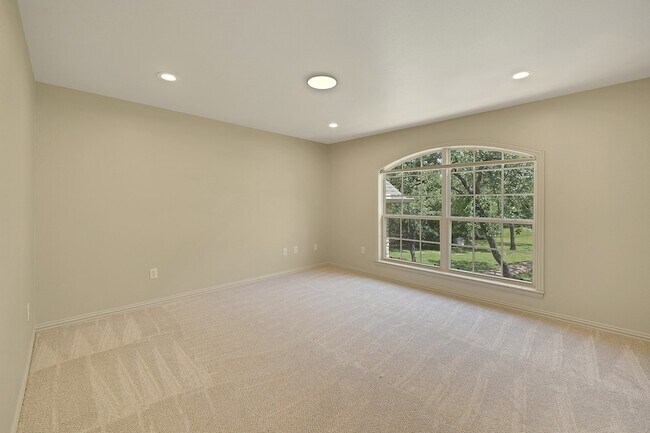 Building Photo - 10111 Bluffview Cir