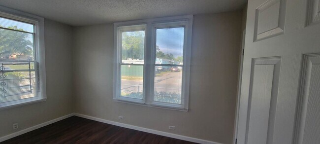 Building Photo - 4 Bedroom Single Family Home