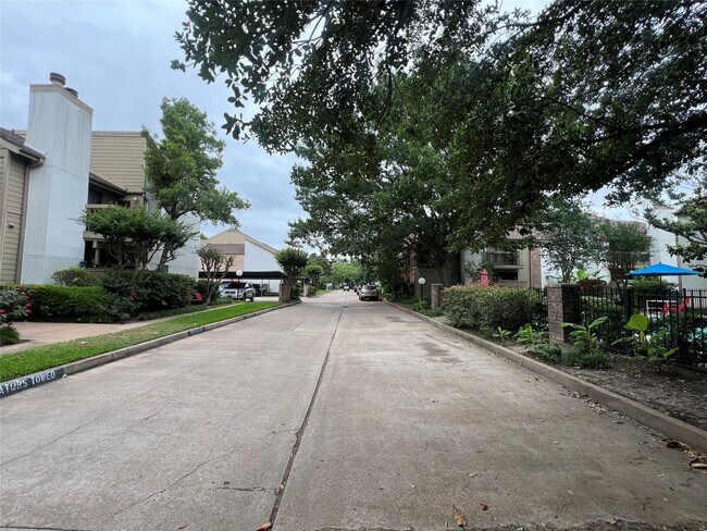Building Photo - 10053 Westpark Dr