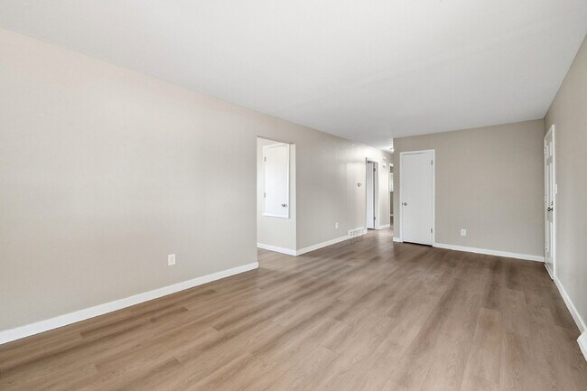 Building Photo - $2,240.95 with $300 Off the First Month's Rent, 5 Beds - 2 Bath, Triplex in Littleton with Shared...