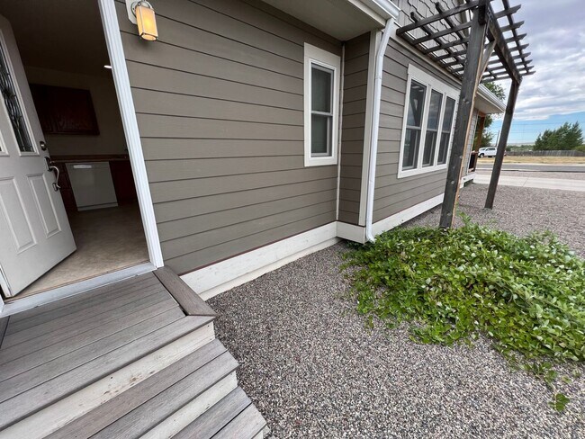 Building Photo - 409 S Broadway Ave