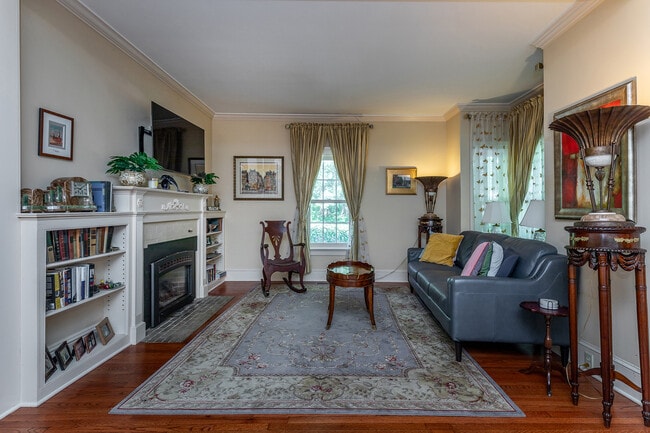 Building Photo - 267 Main St