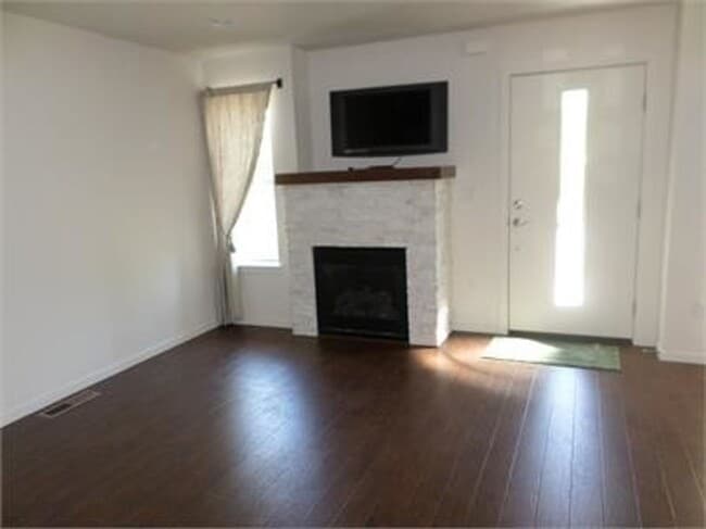 Building Photo - Stunning town home in the Ridgeview Place ...