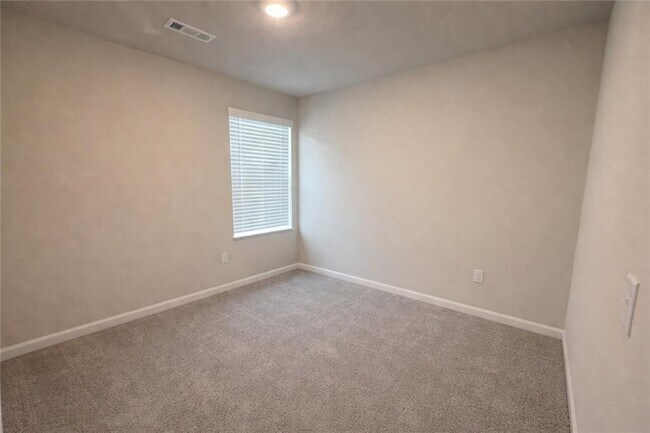 Building Photo - 208 W Laurel Ave