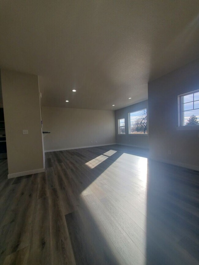 Building Photo - Updated and Very Spacious 3 Bedroom Townho...