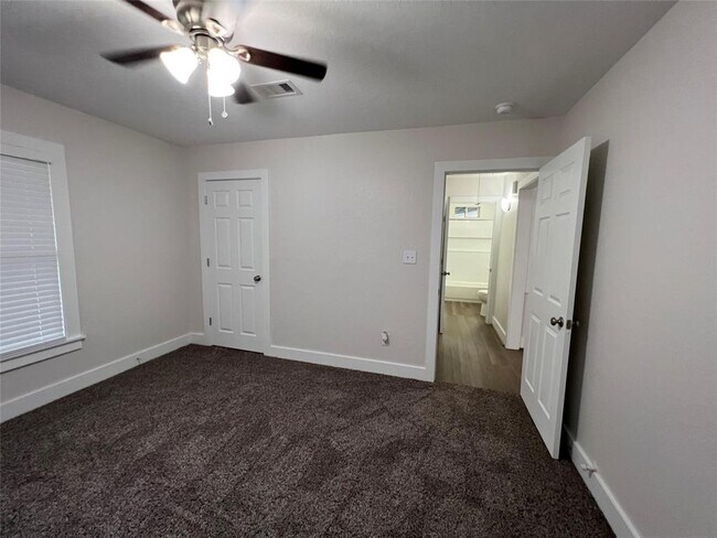 Building Photo - 322 Azalea St