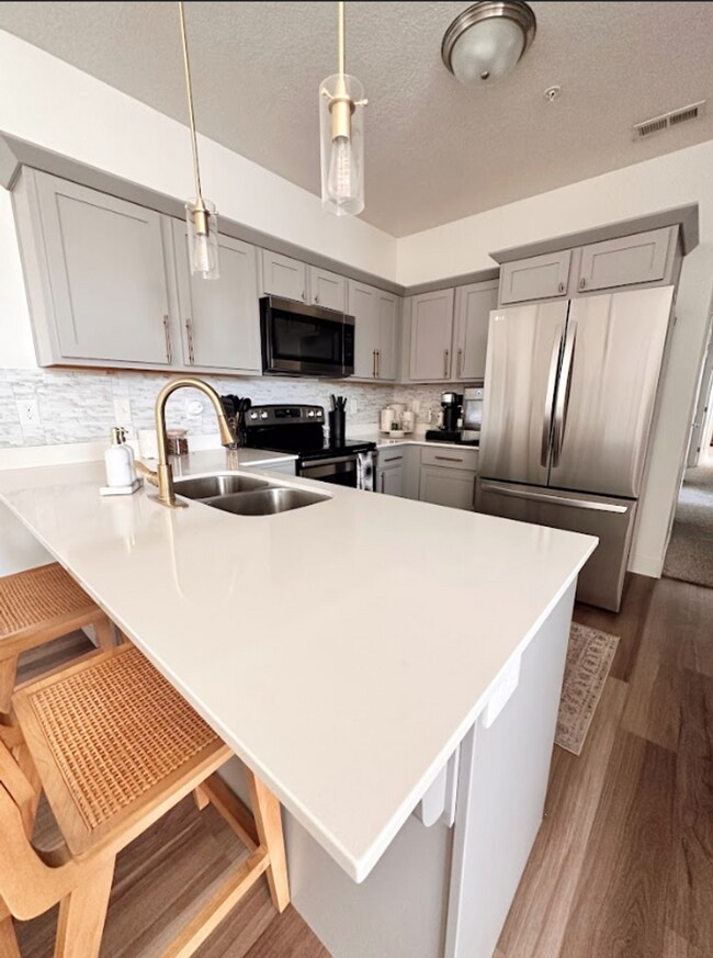 Building Photo - Modern & Spacious 3-Bed, 2-Bath in Saratog...