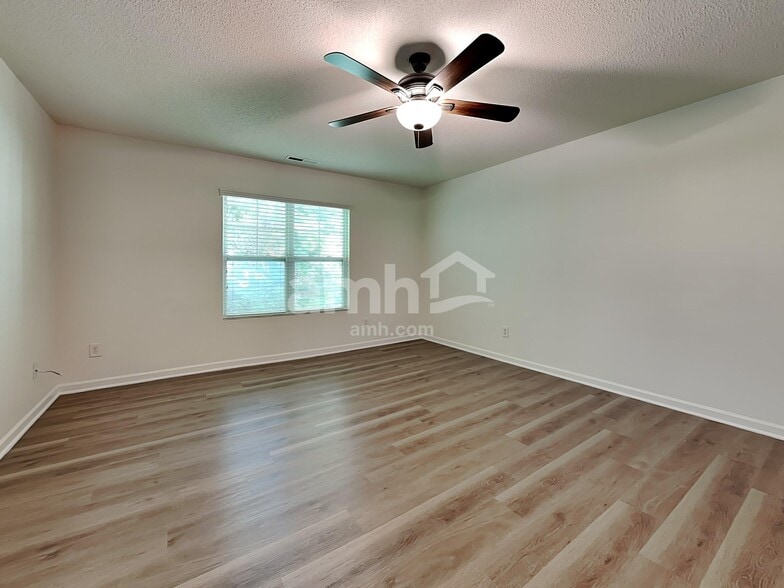 Building Photo - 37 Valleyfield Dr