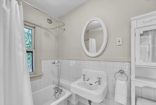 Building Photo - Beautiful 5 Bedroom Home with Lots of Natural Light and Private Fenced Backyard! A Must See!