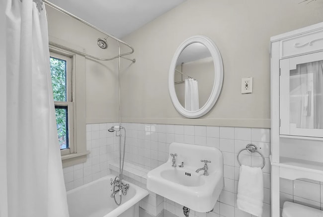 Building Photo - MOVE IN SPECIAL! Beautiful 5 Bedroom Home with Lots of Natural Light