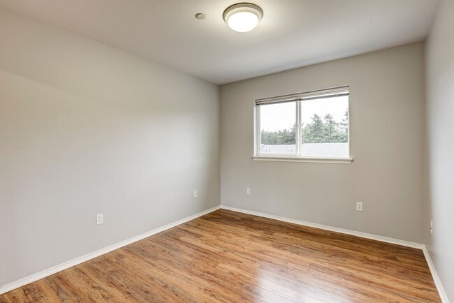 Building Photo - 2 Bed 2 Bath Third floor Condo