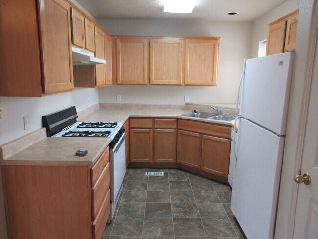 Building Photo - 3 bed, 1.5 bathroom - Two Story Twin Home