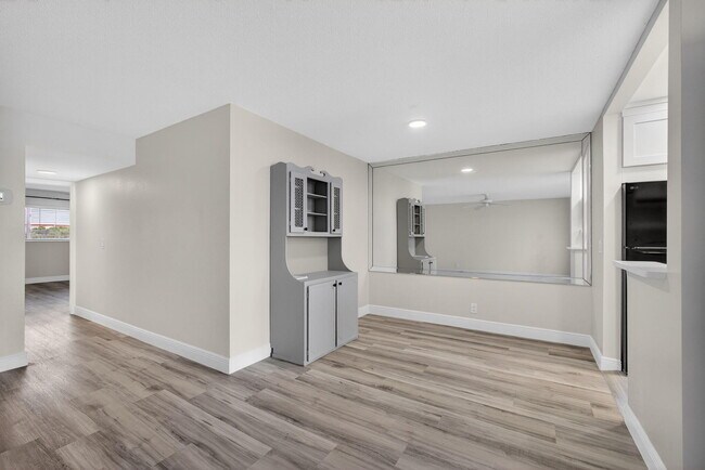 Building Photo - 100 Shore Ct