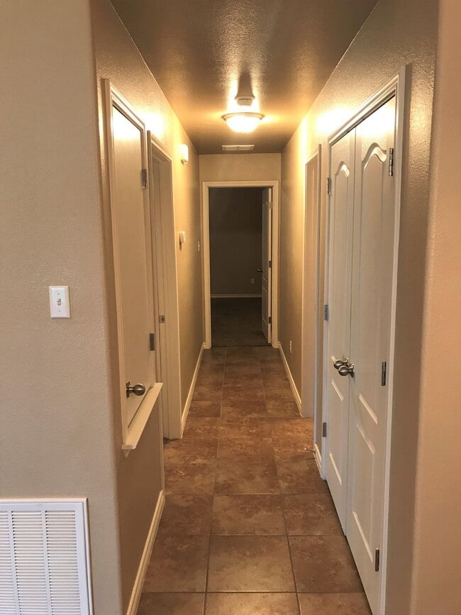 Building Photo - 2 Bedroom | 2 Bath  Located off Clear Creek Road in Killeen.